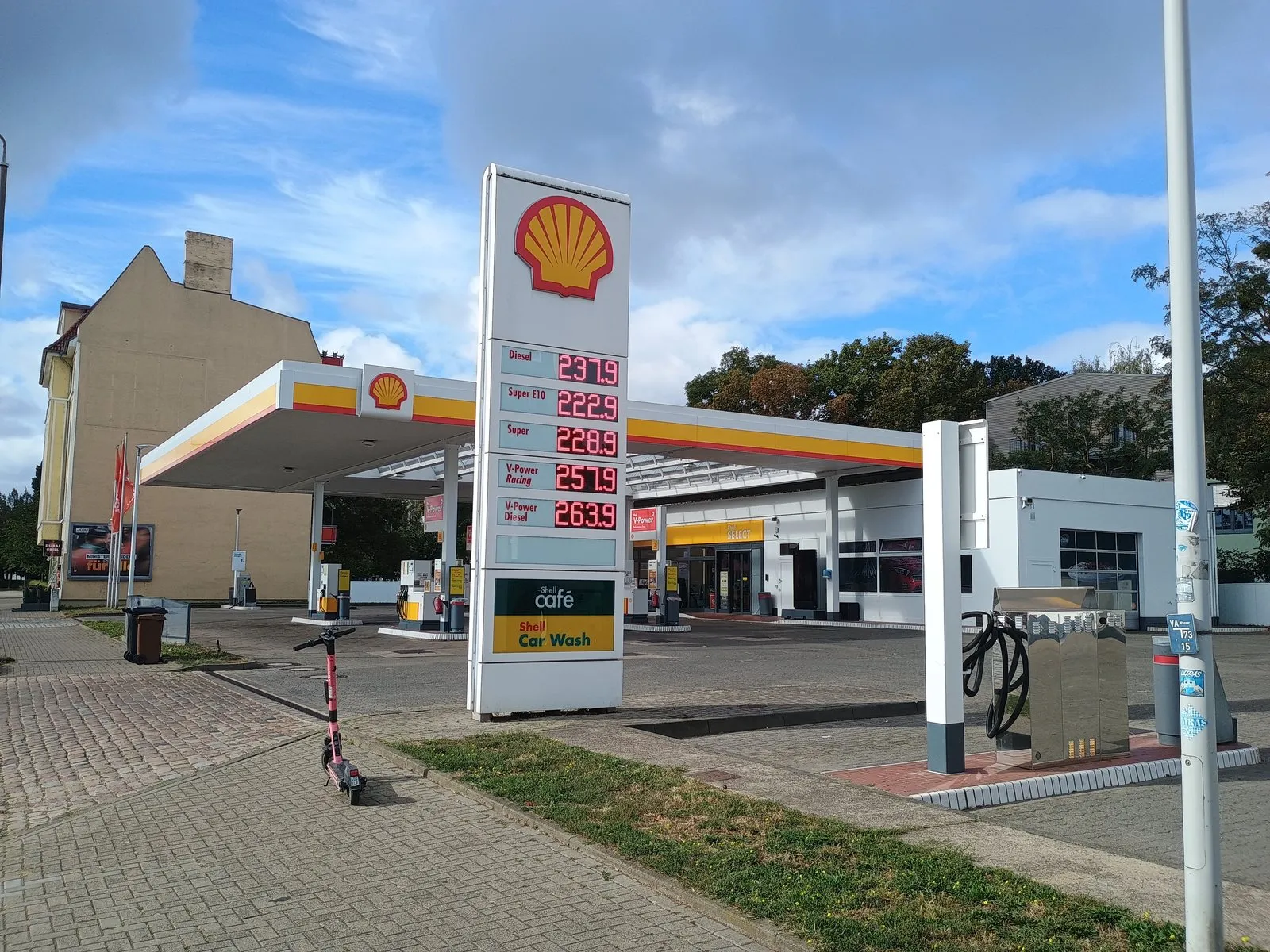 Shell-Tankstelle in Magdeburg mit Preismast: Diesel 237,9, Super E10 222,9, Super 228,9, V-Power Racing 257,9 und V-Power Diesel 263,9 Cent
