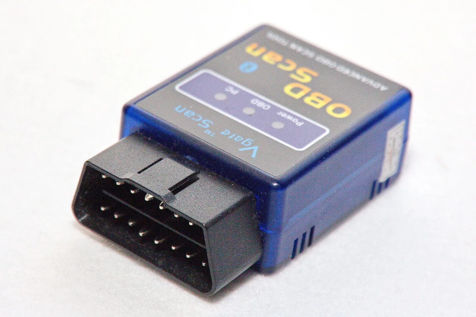 Close-up van een blauwe ELM327-Bluetooth-OBD2-adapter