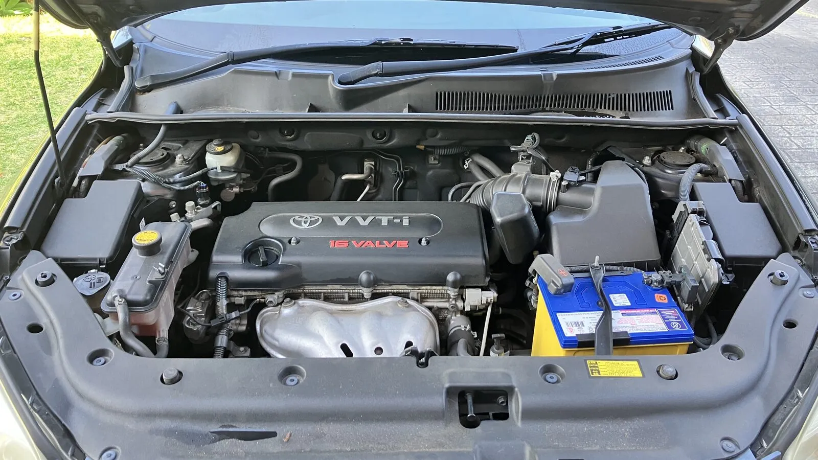 Engine bay of a 2007 Toyota RAV4 with the 2.4-liter 2AZ-FE four-cylinder engine and VVT-i cover