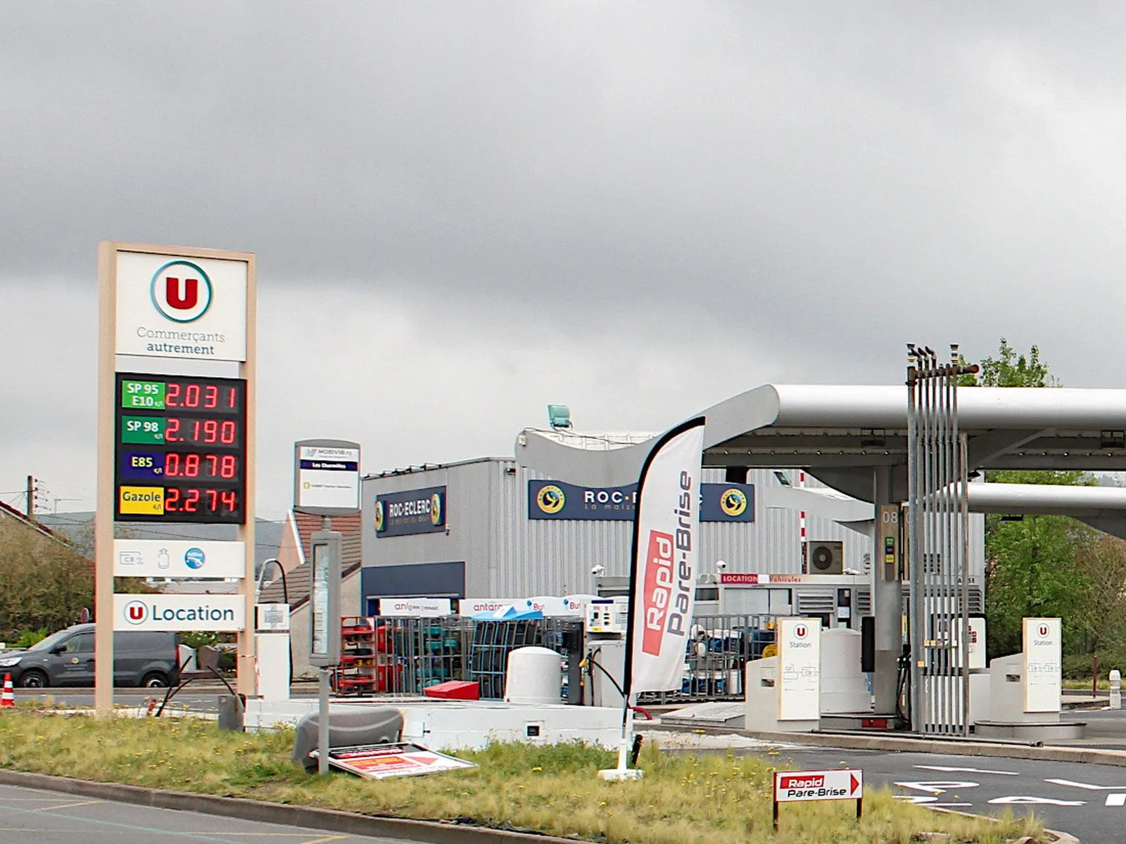 Totem d'une station Hyper U à Cusset, dans l'Allier, affichant le SP95-E10 à 2,031 €, le SP98 à 2,190 €, l'E85 à 0,878 € et le gazole à 2,274 €