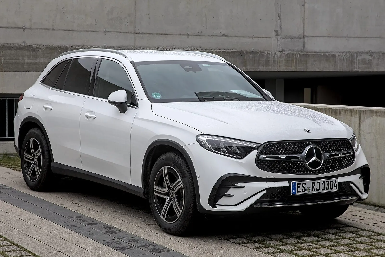 Mercedes-Benz GLC van de generatie X254 in wit, schuin van voren