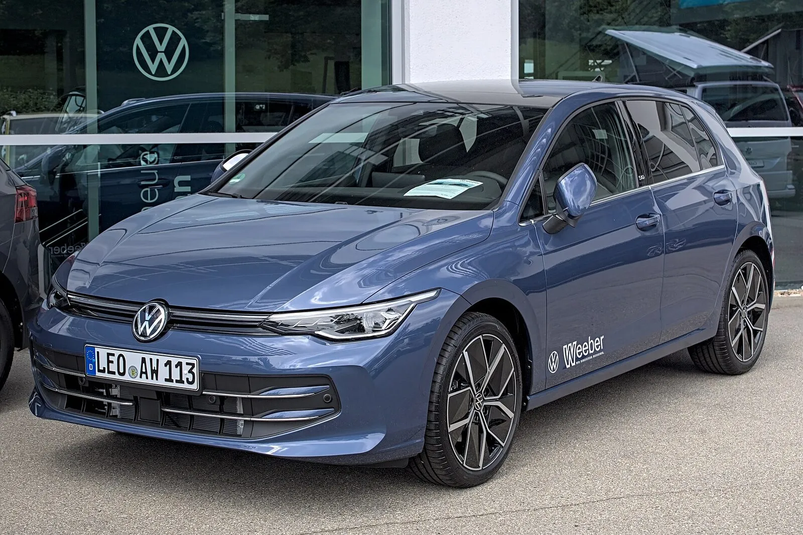 Volkswagen Golf VIII facelift in blauw voor een Volkswagen-dealer
