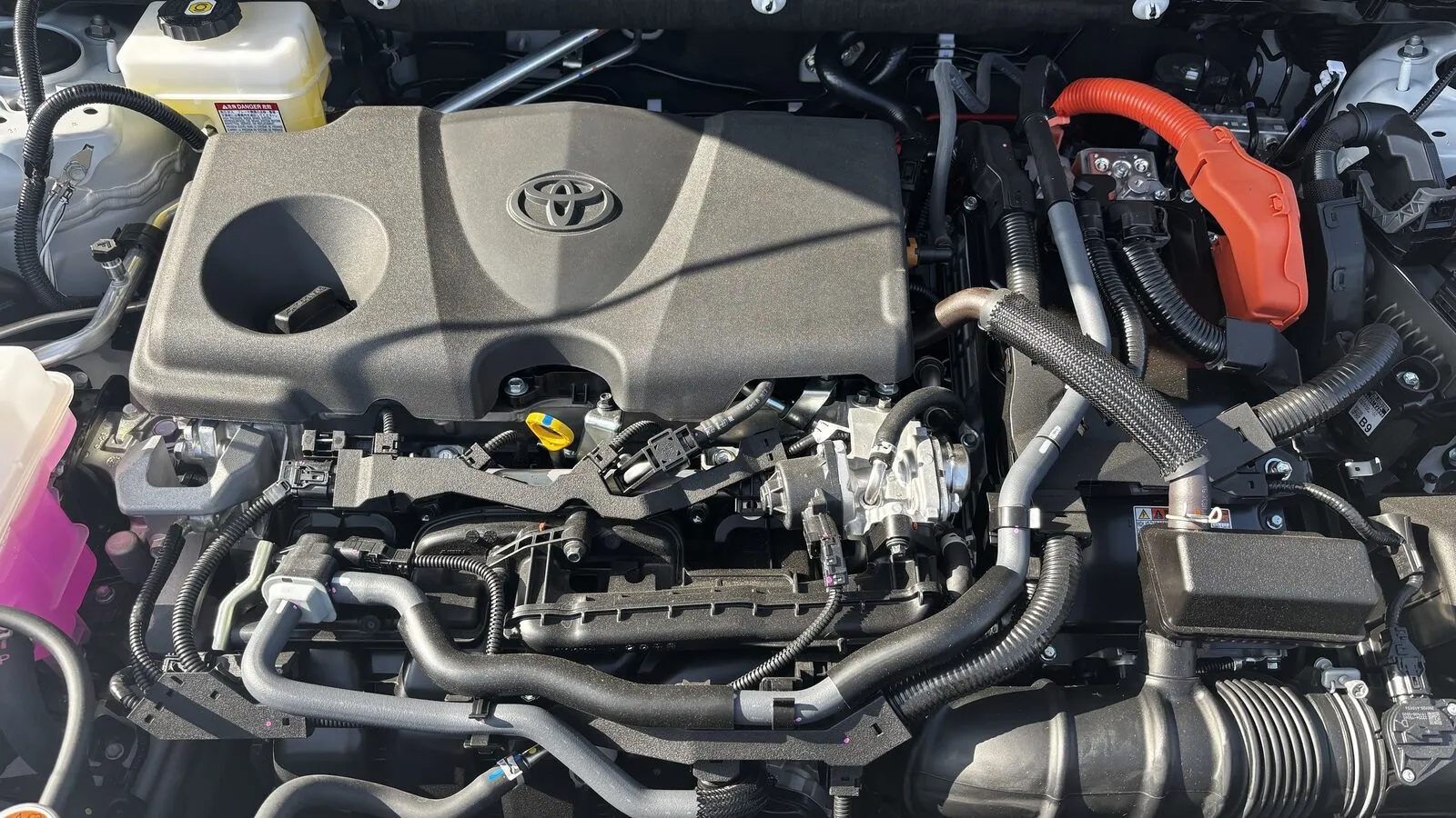 Motorruimte van een Toyota RAV4 Hybrid van de vijfde generatie met de 2.5-liter motor A25A-FXS en vermogenselektronica