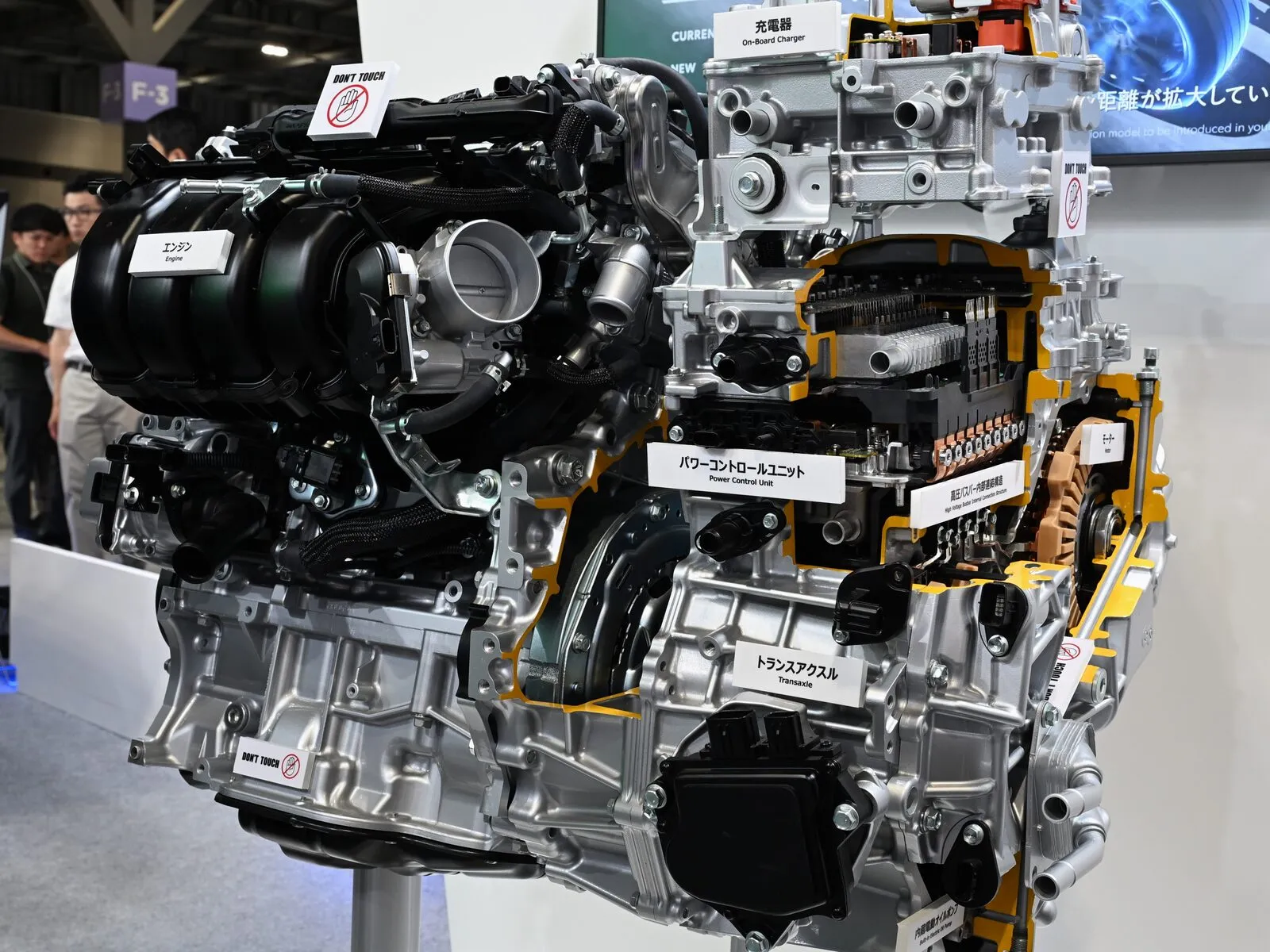 Corte expositor do sistema híbrido plug-in de sexta geração do RAV4, com o motor 2.5 A25A-FXS e a unidade elétrica