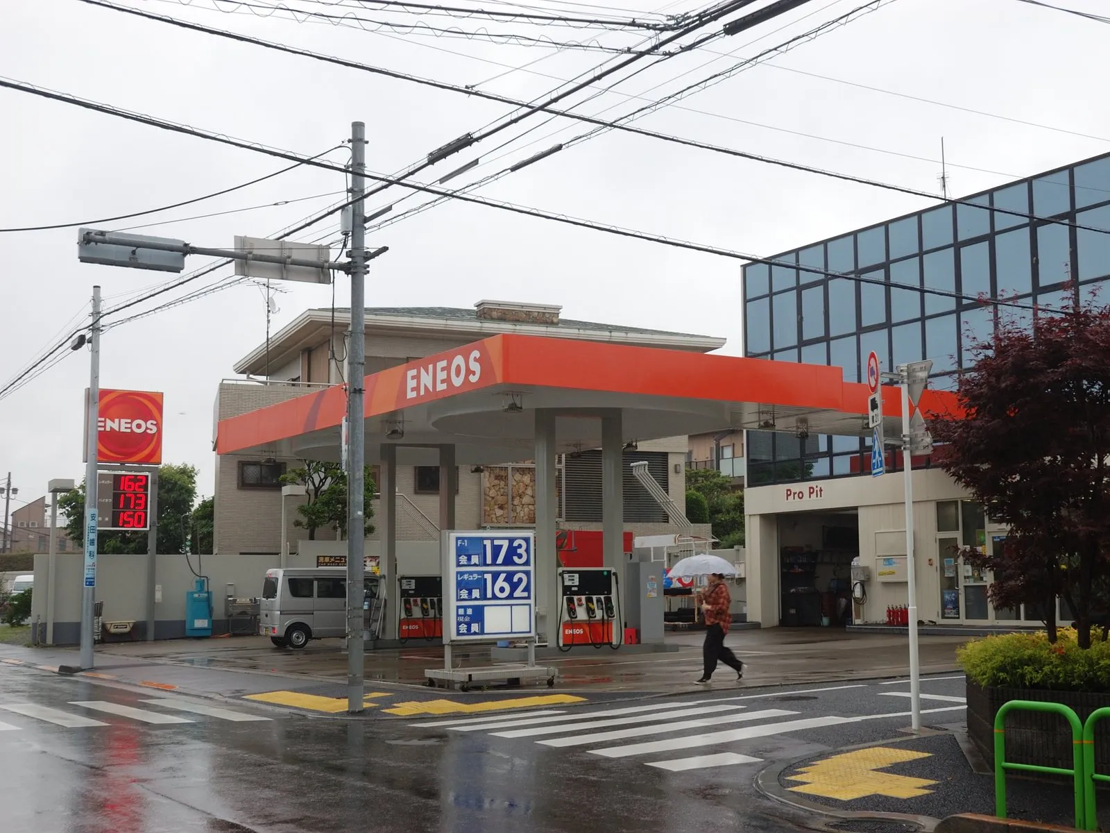 東京都練馬区のENEOSのガソリンスタンド。看板の価格表示はレギュラー162円、ハイオク173円、軽油150円