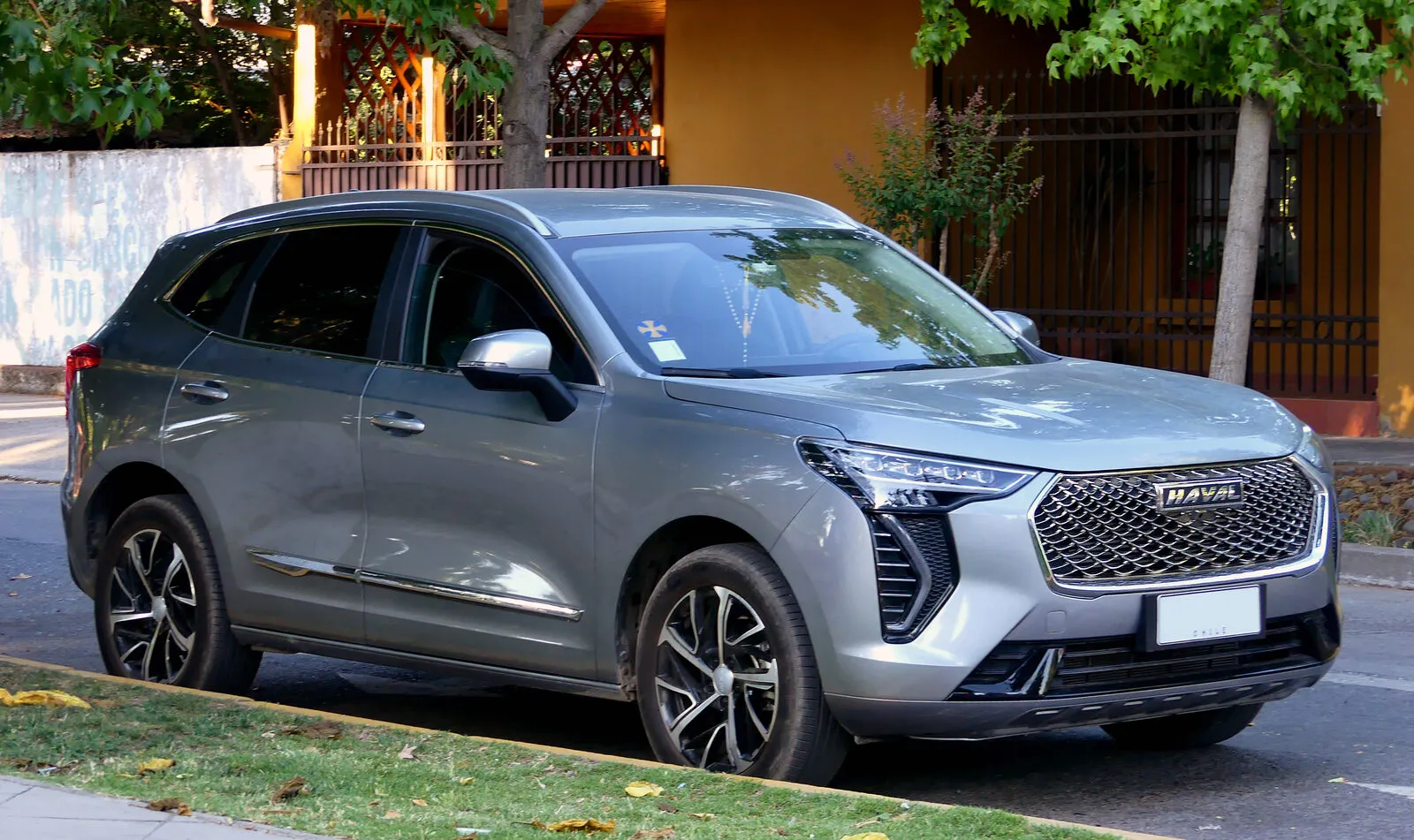 Haval Jolion in grey, front three-quarter view