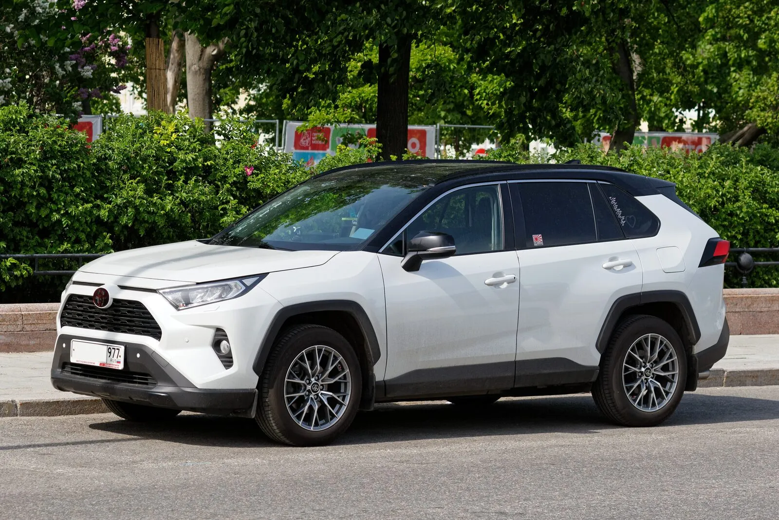 Белый Toyota RAV4 пятого поколения (XA50) с чёрной крышей, вид три четверти спереди, Москва