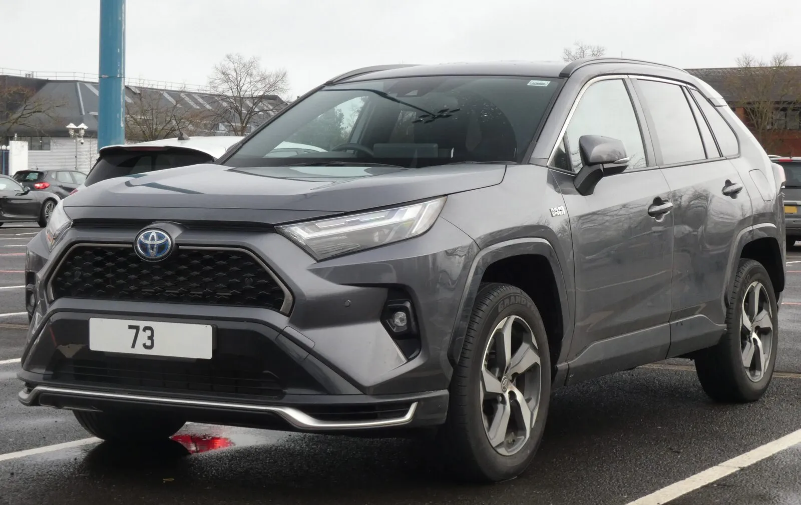 Toyota RAV4 plug-in hybride 2.5 in Decuma Grey, modeljaar 2023, schuin van voren
