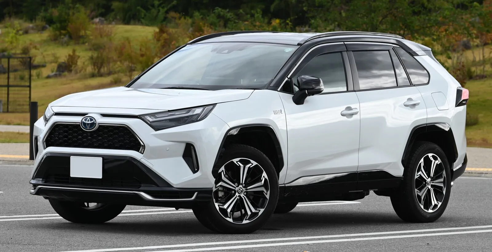 Toyota RAV4 PHV de 2021, branco com teto preto, vista de três quartos dianteira, versão japonesa