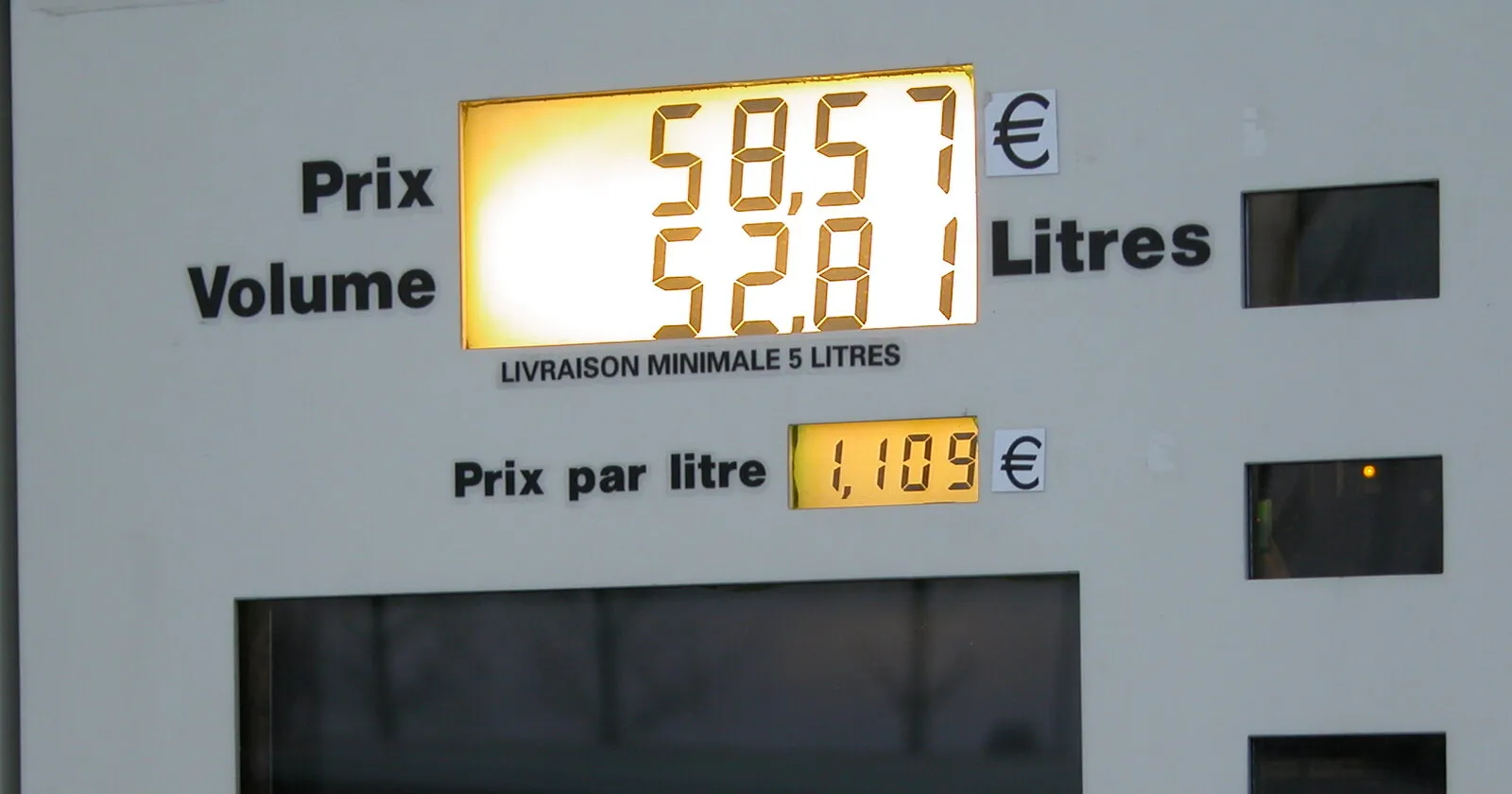 A fuel dispenser display showing the price, the volume in litres and the price per litre
