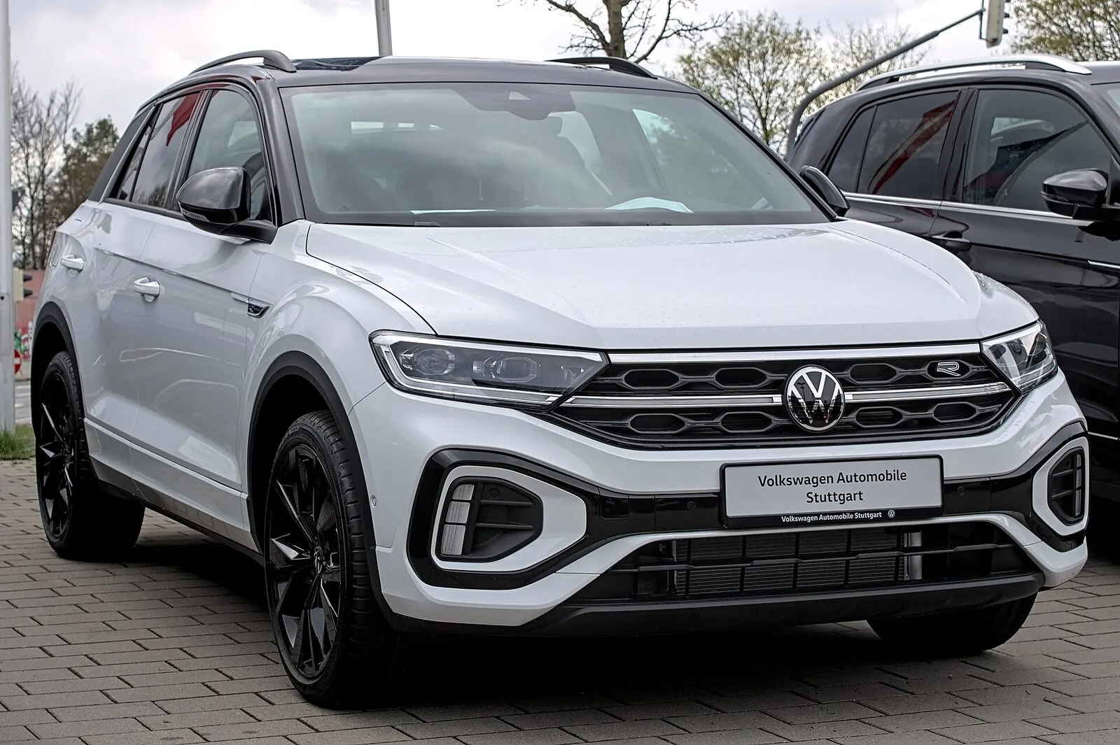 Volkswagen T-Roc facelift in wit, schuin van voren