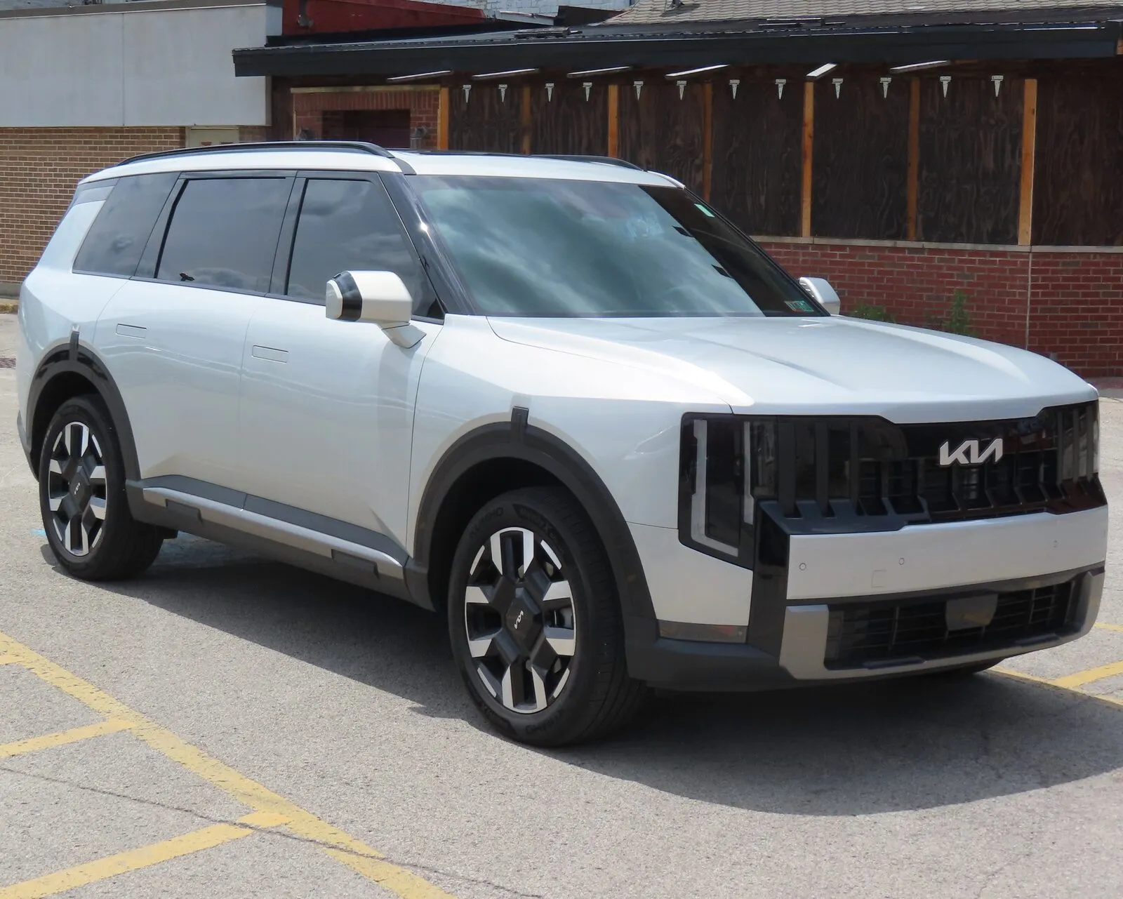 Ivory Silver 2027 Kia Telluride S, second generation, front three-quarter view in a parking lot