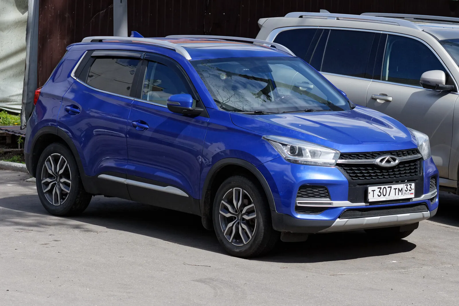 Chery Tiggo 4 Pro in blue, parked on a Moscow street
