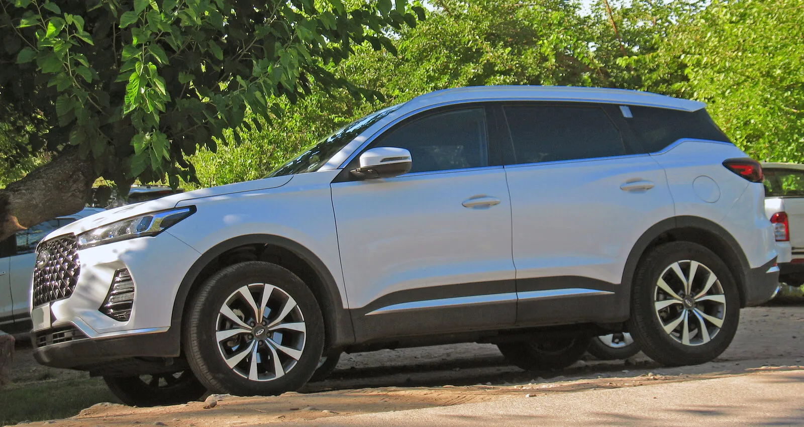 Chery Tiggo 7 Pro in silver, side view