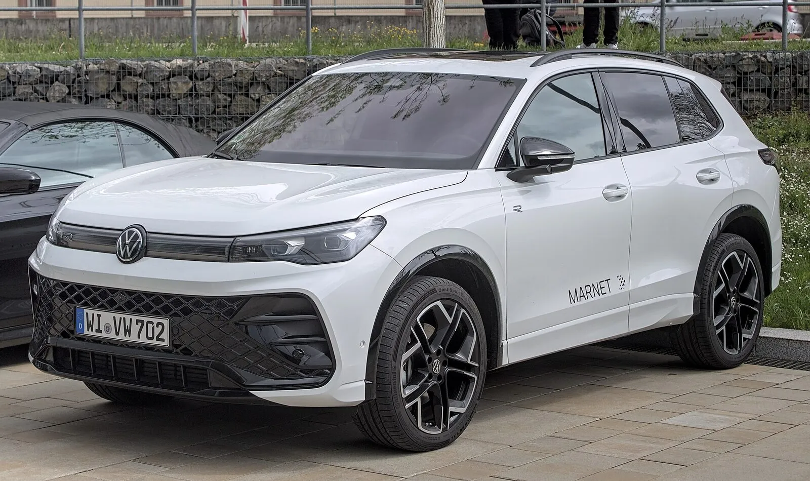 Volkswagen Tiguan van de derde generatie in wit, schuin van voren