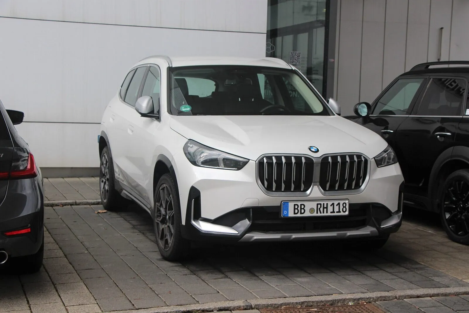 BMW X1 van de generatie U11 in wit, schuin van voren