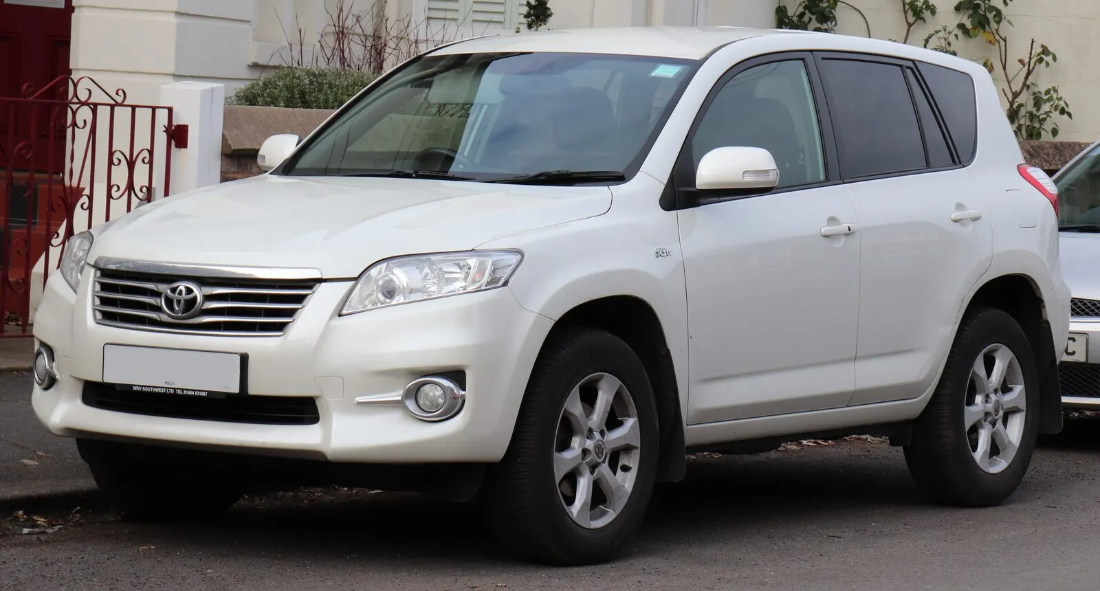 Witte Toyota RAV4 XT-R 2.2 D-CAT met automaat, facelift 2010, schuin van voren, Brits model met het stuur rechts