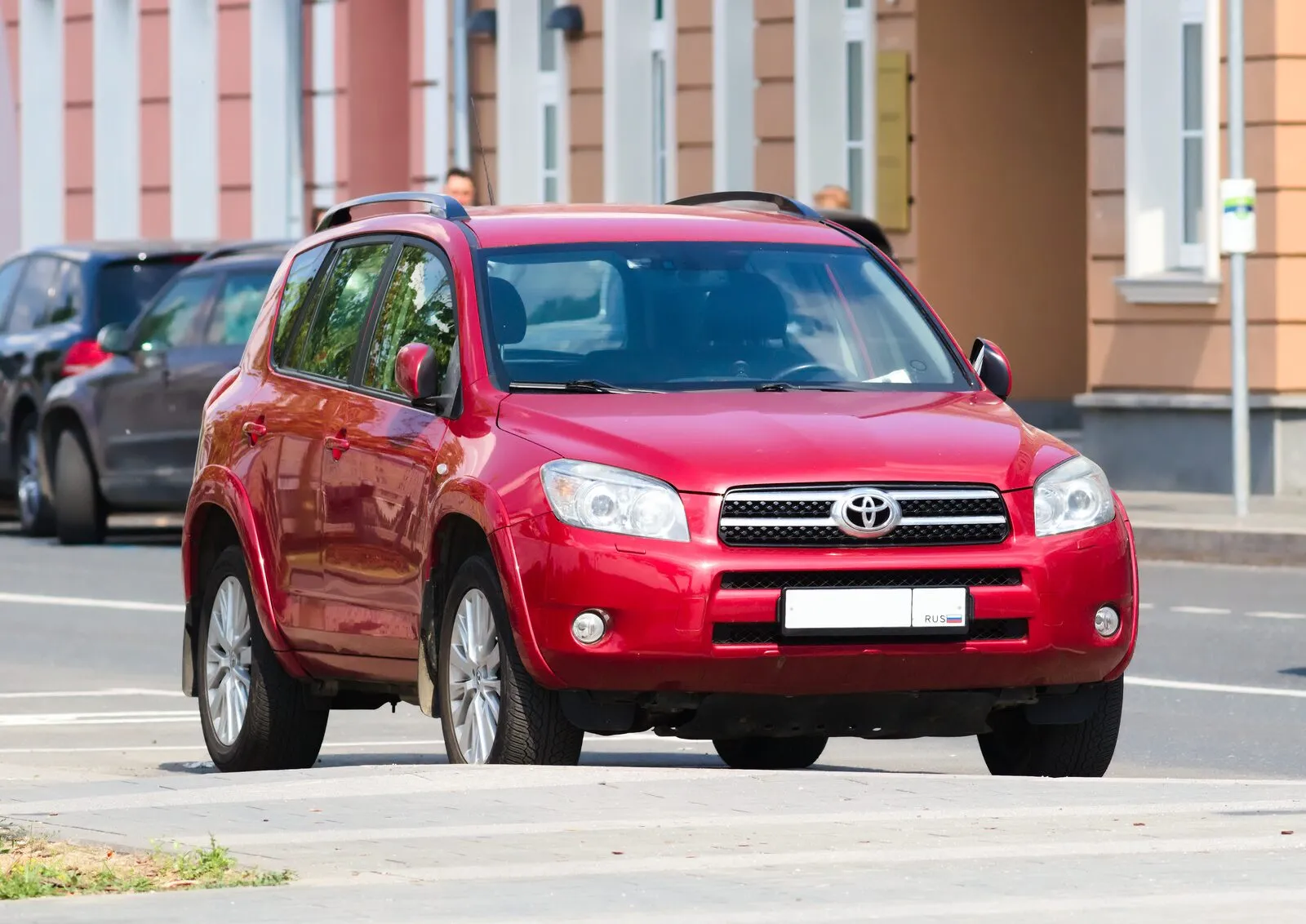 Красный Toyota RAV4 третьего поколения (XA30) до рестайлинга, вид три четверти спереди, Москва