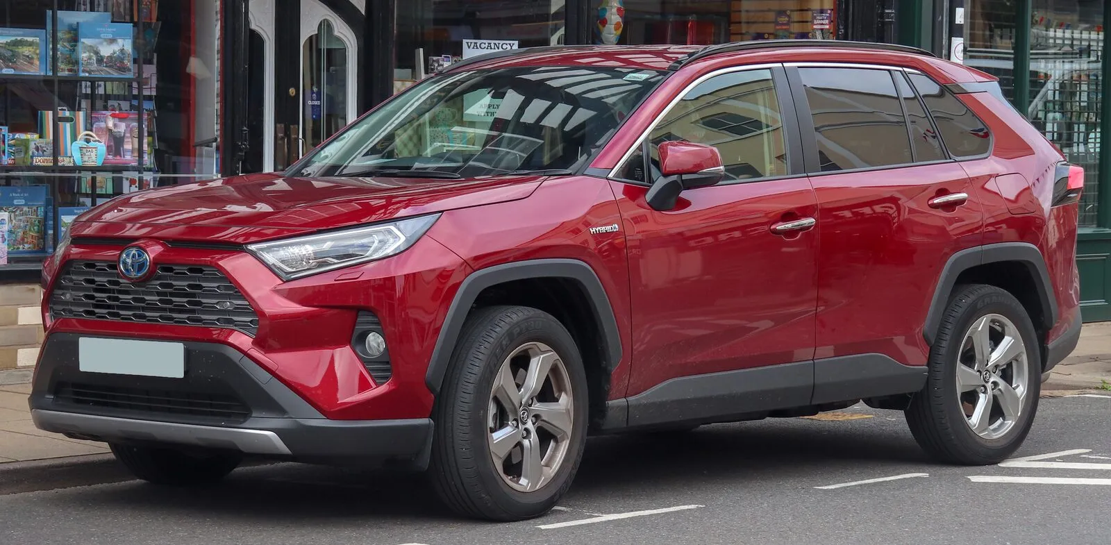 Toyota RAV4 Hybrid 2.5 rosso del 2019, allestimento Excel, vista tre quarti anteriore (versione britannica)
