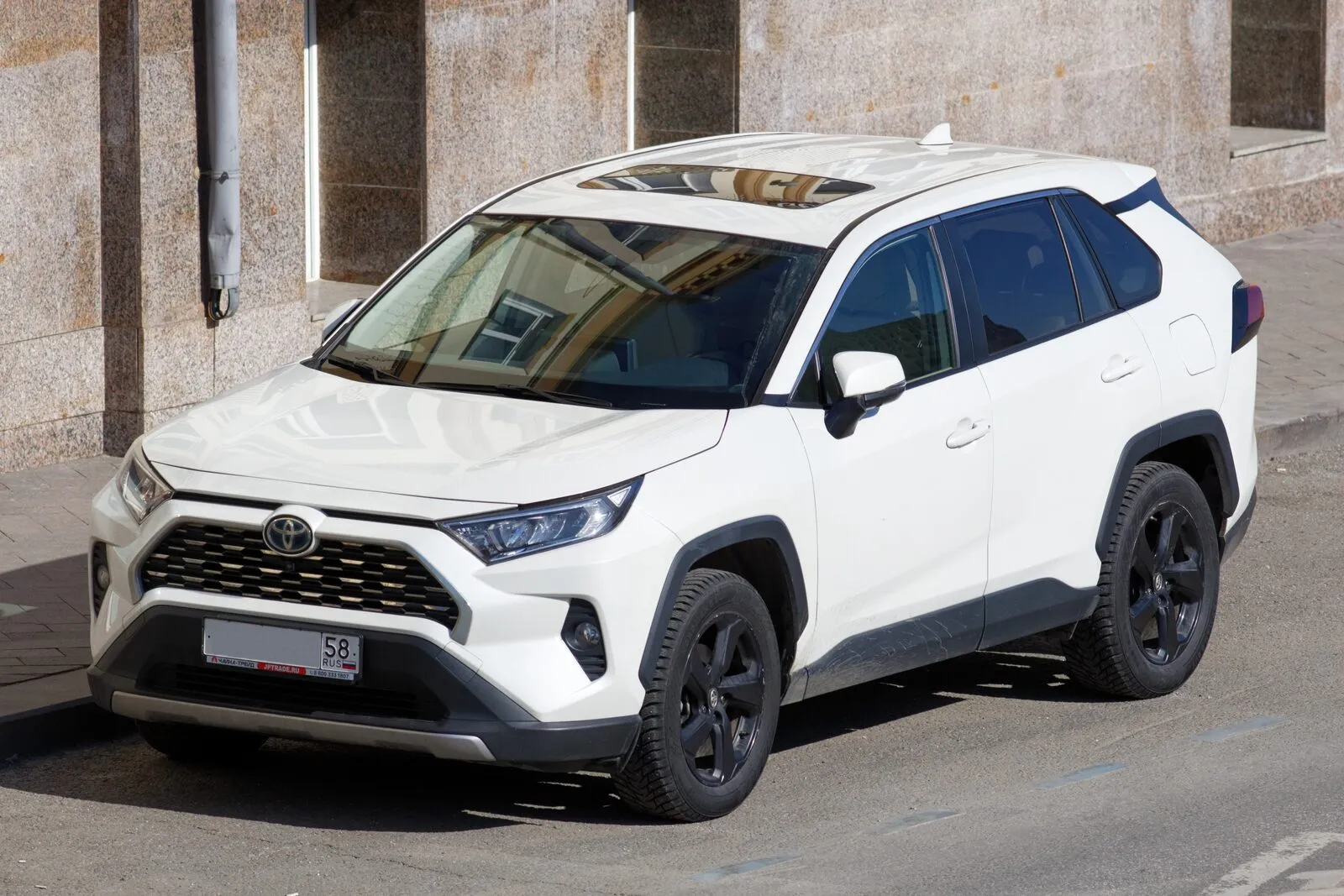 Белый Toyota RAV4 пятого поколения (XA50), вид три четверти спереди, Москва