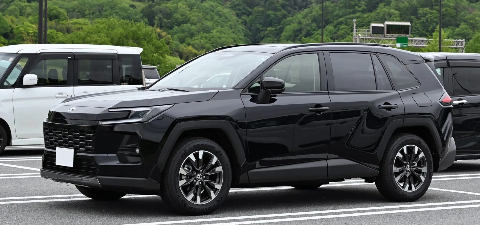 Toyota RAV4 Hybrid Z de sexta geração, preto, vista de três quartos em estacionamento, versão japonesa de 2025